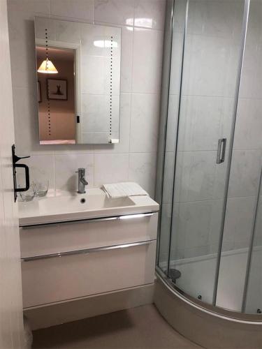 a bathroom with a sink and a shower at The Clifden Arms B&B in Worminghall