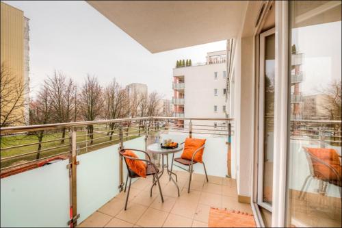 Ursynow P&O Apartments tesisinde bir balkon veya teras