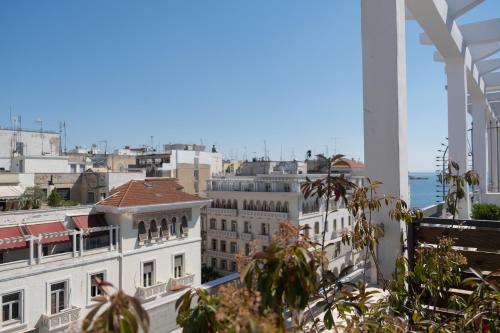 een uitzicht op de stad vanuit een gebouw bij Luxury Apartments Aristotelous in Thessaloniki