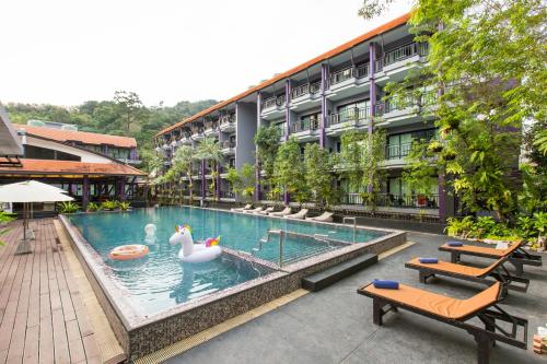 una piscina con due cigni in un edificio di Phuvaree Resort a Patong Beach