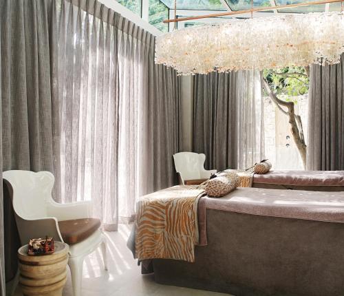 Un ou plusieurs lits dans un hébergement de l'établissement Saxon Hotel, Villas & Spa