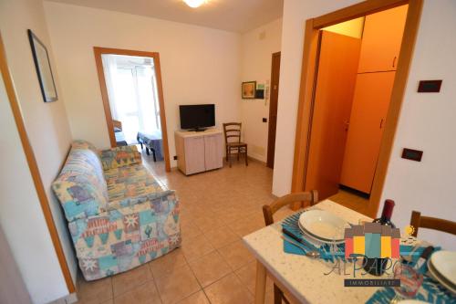 a living room with a couch and a table at Al Parco in Rosolina Mare
