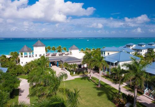 Beaches Turks and Caicos Resort Villages and Spa All Inclusive في بروفيدنسياليس: اطلالة جوية على منتجع مع المحيط