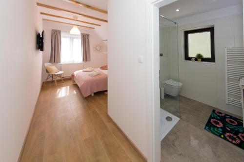 Vannas istaba naktsmītnē Plitvice Retreat Apartments