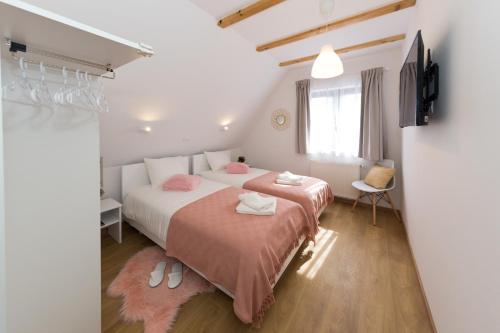 En eller flere senge i et værelse på Plitvice Retreat Apartments