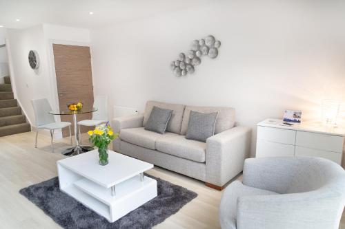 a living room with a couch and a table at Citystay Living - Park House in Cambridge