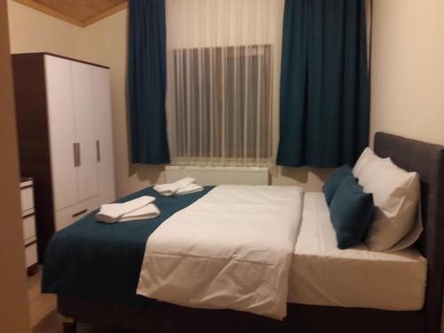 A bed or beds in a room at salegan apart