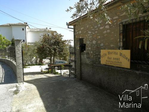 ein Gebäude mit einem Schild an der Seite in der Unterkunft Villa Marina, Βίλλα Μαρίνα in Milies