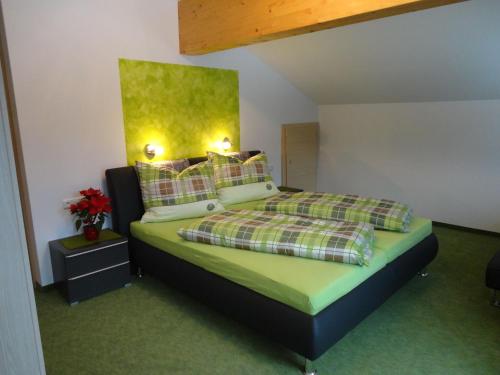 1 dormitorio con 1 cama con cabecero amarillo en Gästehaus Bergrast, en Schladming