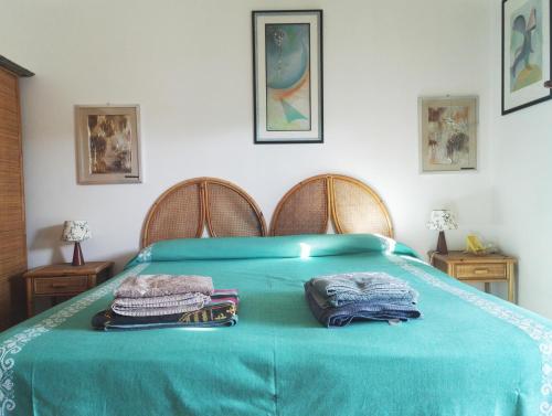 Кровать или кровати в номере Villetta fiorita a Conca Specchiulla