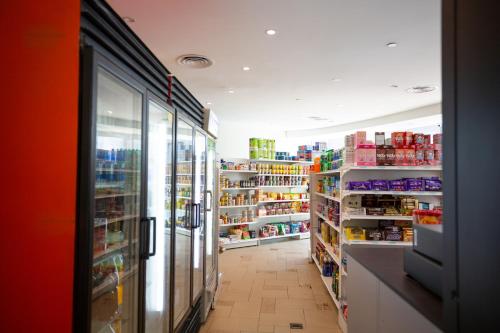 Supermarket nebo jiné obchody v  apartmánu nebo okolí
