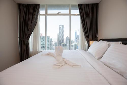 Postel nebo postele na pokoji v ubytování Vortex KLCC by Luxury Suites Asia
