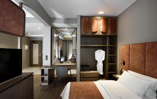 Pokój hotelowy z łóżkiem i łazienką w obiekcie Roomore Apartments w Salonikach