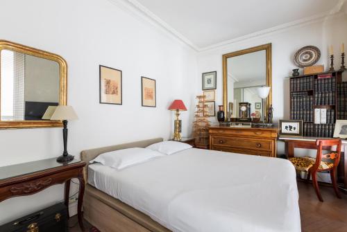 Una cama o camas en una habitación de Veeve - Moments From Monet