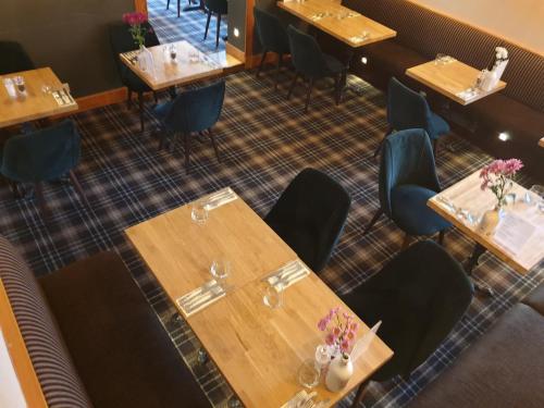an overhead view of a restaurant with wooden tables and chairs at West End Guest House in Kirkwall
