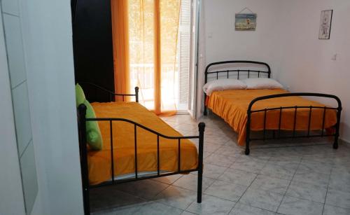 2 Einzelbetten in einem Zimmer mit Fenster in der Unterkunft Dream Acropolis Flat in Athen