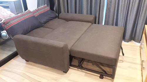 ein Sofa und ein Stuhl im Wohnzimmer in der Unterkunft The Title Residence NaiYang in Nai Yang Beach