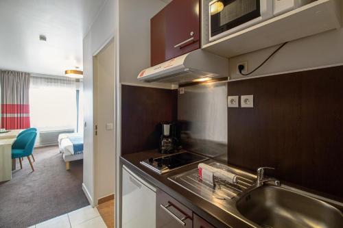 Kitchen o kitchenette sa Appart’City Confort Paris Villejuif