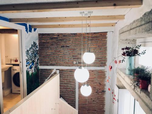 ein Raum mit einer Ziegelwand und zwei Lichtern in der Unterkunft Enjoy the Old Town in a full renovated Duplex in A Coruña