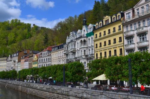 una fila de edificios junto a un río en Hotel Palacky, en Karlovy Vary
