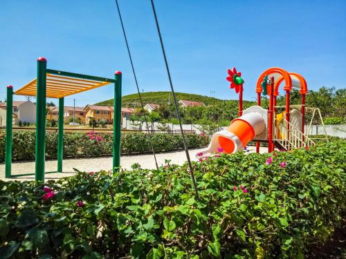 een park met een speeltuin met een glijbaan bij Hillview Apt w/ Pool Access - Free Wifi in Tagbilaran-stad