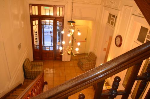 Hotel Gran Sarmiento في بوينس آيرس: درج مع ثريا في بيت