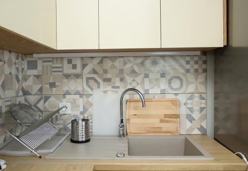 una cocina con fregadero y encimera en White Lagoon - Luxurious 1BD Flat near Kavarna by Flat Mаnager, en Kavarna