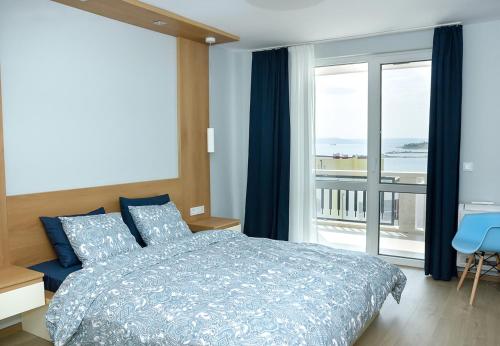 1 dormitorio con cama y vistas al océano en White Lagoon - Luxurious 1BD Flat near Kavarna, en Kavarna
