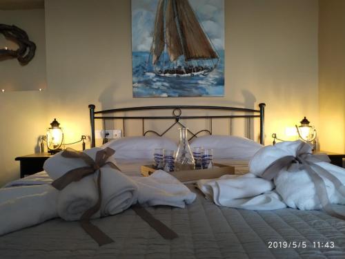 une chambre avec un lit avec des serviettes dessus dans l'établissement Kampanelia Village Suites, à Fira