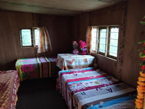 Una cama o camas en una habitación de Chintapu Homestay In Maipokhari, Sandakpur Ilam