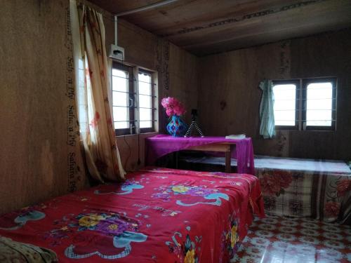 Una cama o camas en una habitación de Chintapu Homestay In Maipokhari, Sandakpur Ilam