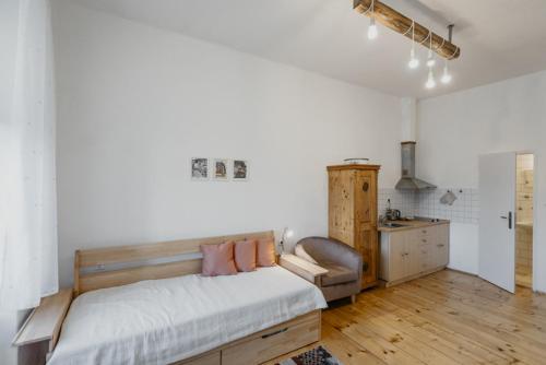 een slaapkamer met een groot bed en een houten vloer bij Apartmán 3, Suvorovova 158 in Český Brod