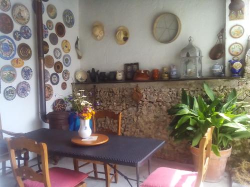 een eetkamer met een tafel en borden aan de muur bij Casa de Aldea la Galeria habitación en casa particular in poo de Llanes