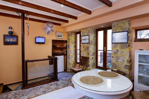 Sali Chelidonaki boutique suite
