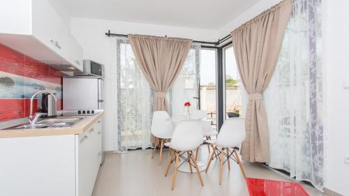 Η κουζίνα ή μικρή κουζίνα στο Apartmani Memories I
