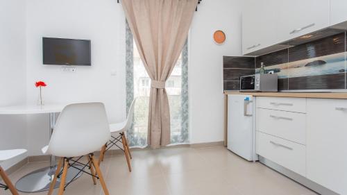 Η κουζίνα ή μικρή κουζίνα στο Apartmani Memories I