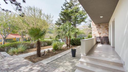 Κήπος έξω από το Apartmani Memories I