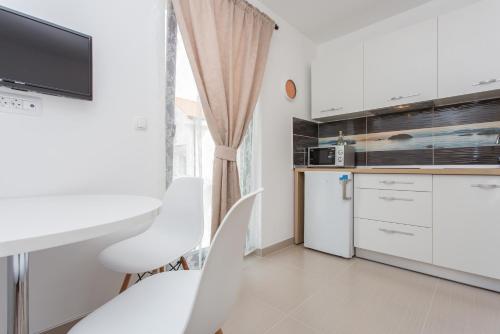 Η κουζίνα ή μικρή κουζίνα στο Apartmani Memories I