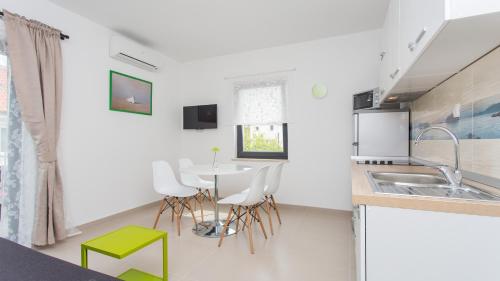 Η κουζίνα ή μικρή κουζίνα στο Apartmani Memories I