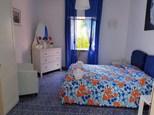 um quarto com uma cama, uma cómoda e uma janela em Villa Rosa Cilento em Caprioli