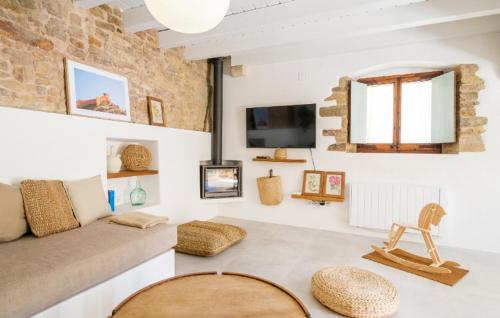 a living room with a couch and a tv at Casa Rei in Peratallada