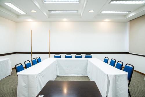 a conference room with a table and chairs at Hotel Campo Largo Express in Campo Largo