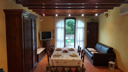 a living room with a table and a couch at Corte La Guarnigione in Valeggio sul Mincio