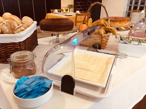 a table with bread and a tray of cheese at Hotel Portinari in Porto