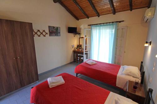 Postel nebo postele na pokoji v ubytování Dimitris Studios Acharavi Corfu