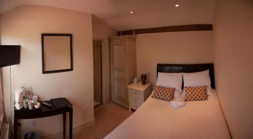 um quarto com uma grande cama branca num quarto em The Crystal Lodge Hotel em Croydon