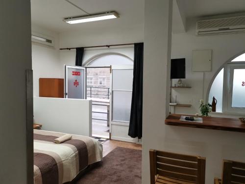 een slaapkamer met een bed en uitzicht op een balkon bij Opus One apartment Dubrovnik in Dubrovnik