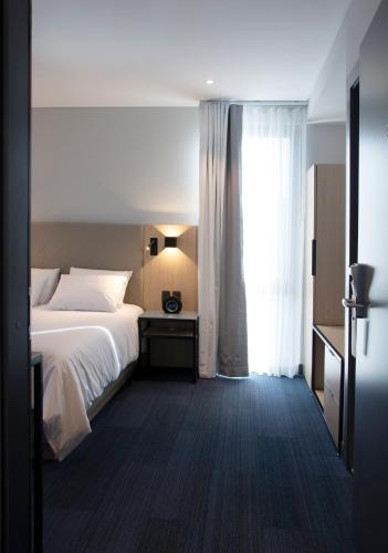 a hotel room with a bed and a window at Casa Grande Express in La Paz