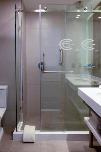a shower with a glass door in a bathroom at Casa Grande Express in La Paz