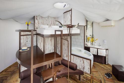 Istumisnurk majutusasutuses HOMOKI LODGE Bed & Beyond Glamping